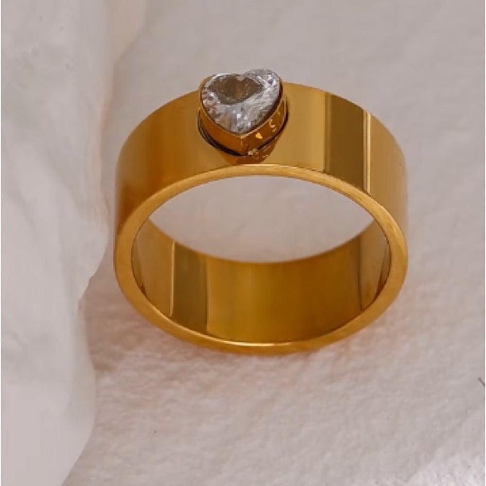 18k Gold Plated Titaium Heart Ring Size 8 - Picture 2 of 6